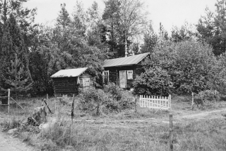 Mustavalkokuva vanhasta pihapiiristä-