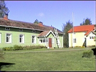 Värikuva pihapiiristä. 